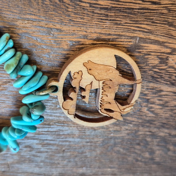 Vintage Turquoise Chip Bead Circular Wooden Howling Wolf Pendant Neckalce - Picture 5 of 8